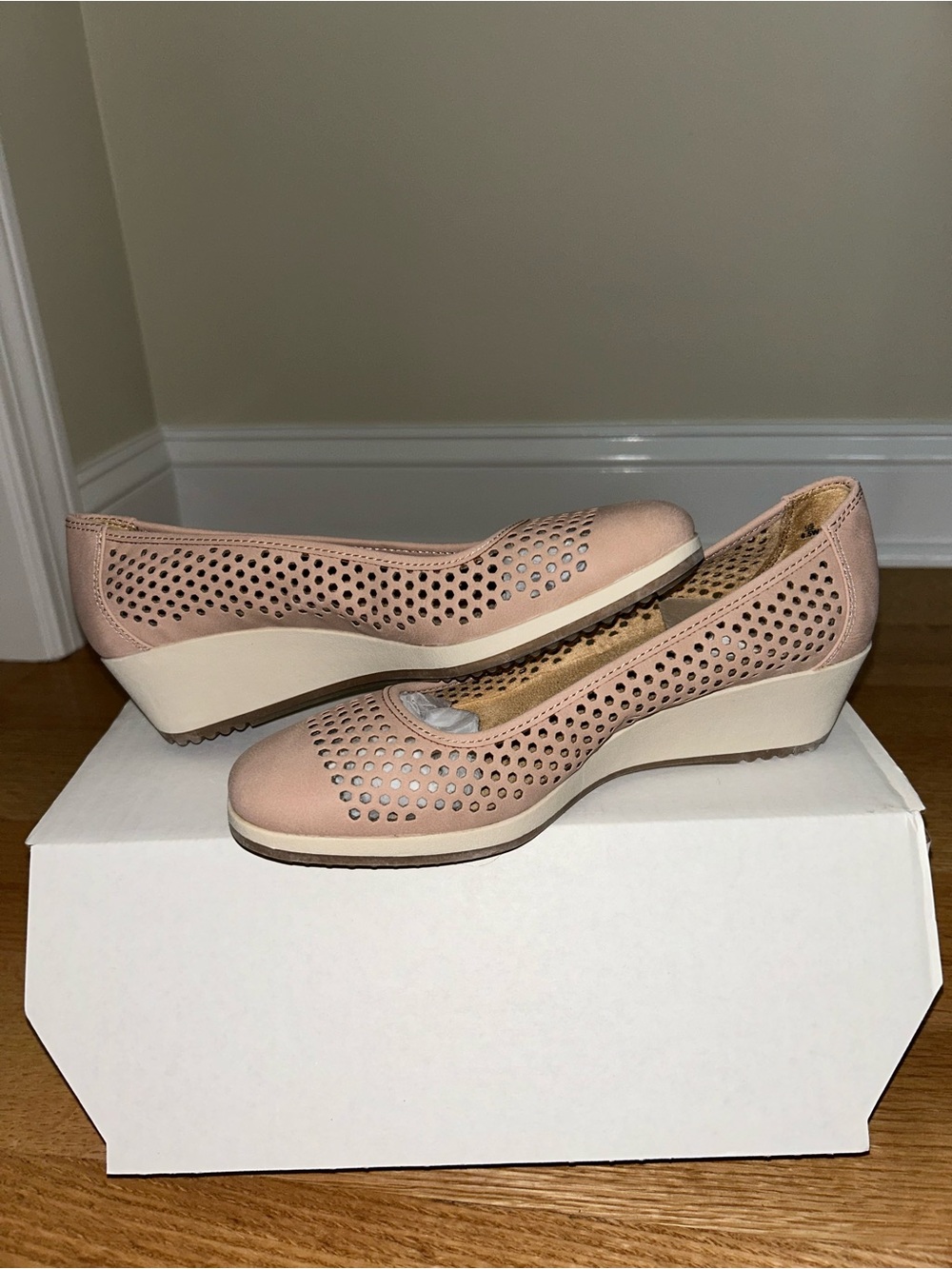 Naturalizer Tan Perforated wedge
